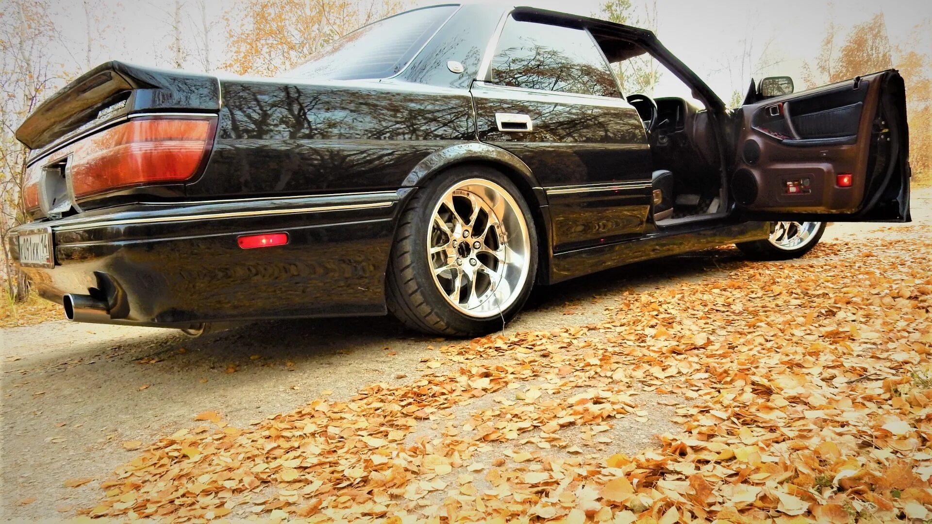 Зе кроун. Toyota Crown s130. Toyota Crown s130 стенс. Toyota Crown 130. Тойота Краун s130 stance.