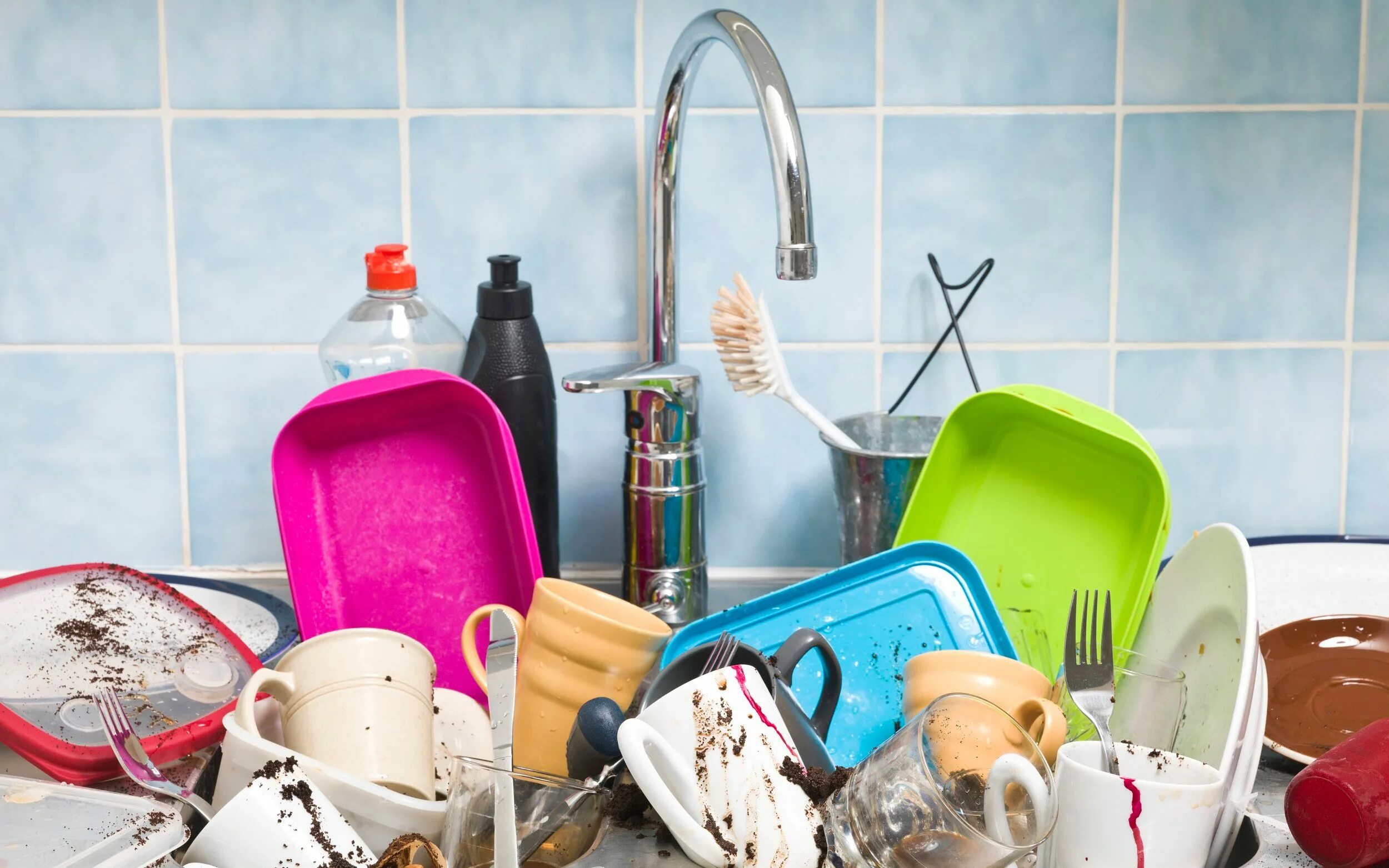 День мытой посуды. Грязная посуда. Мытье посуды. Грязная посуда на кухне. Немытая посуда в раковине.