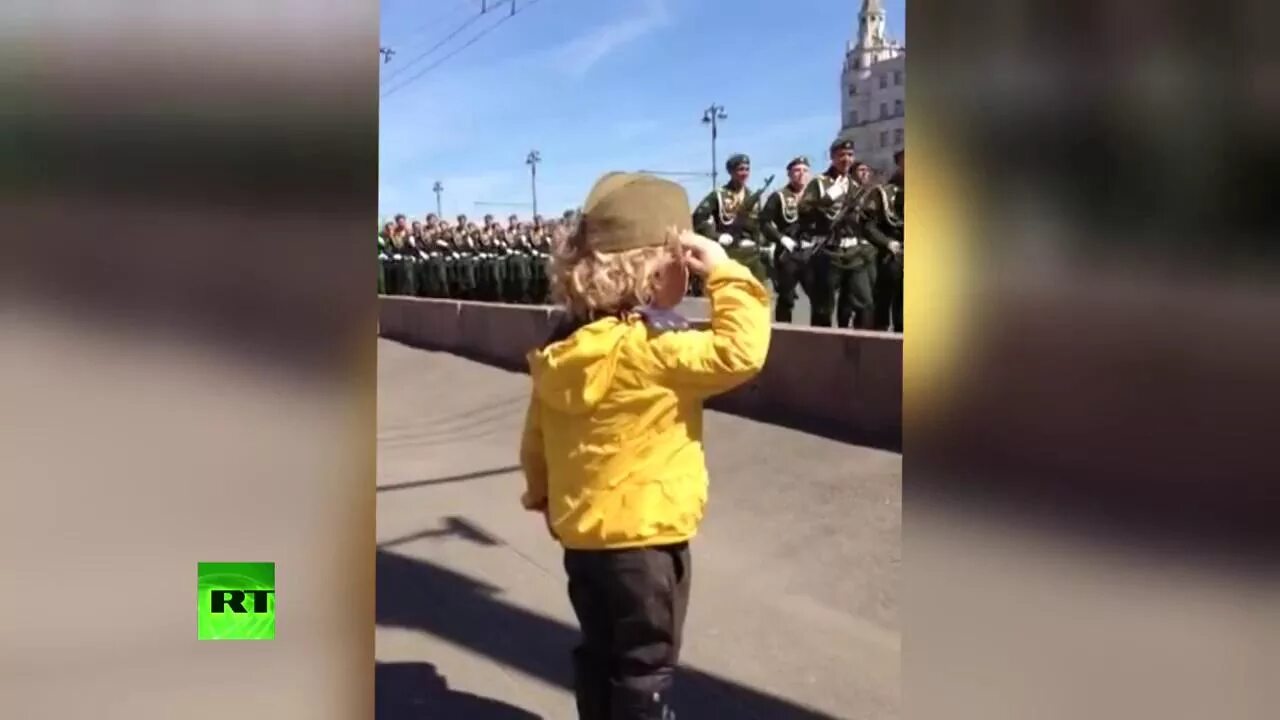 Все ходят и засматриваются офицеры горды. Ребенок отдает честь на параде. Мальчик отдает честь на параде. Малыш отдает честь на параде Победы. Ребёнок отдаёт честь на параде солдатам.