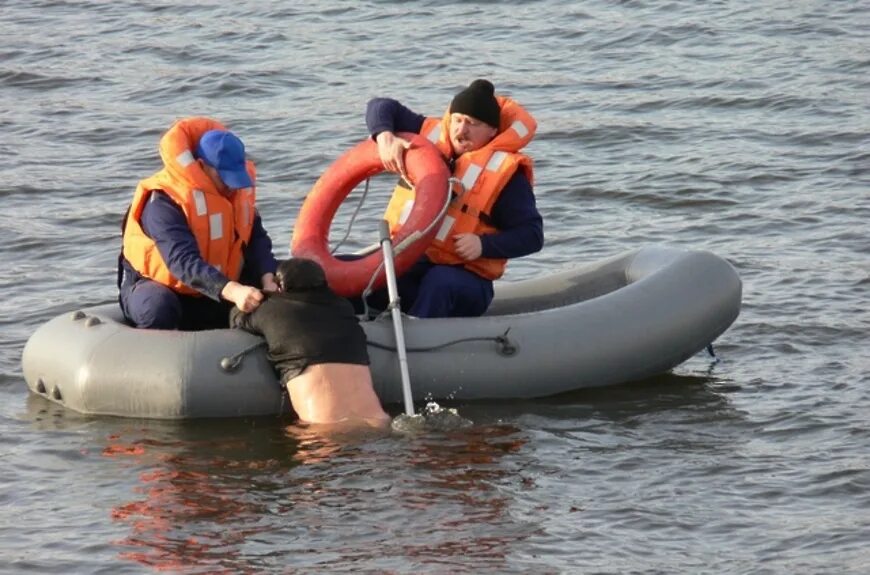 Звук утонул. Спасение на воде. Спасательная лодка на воде. Спасательная резиновая лодка. Спасатели на воде.