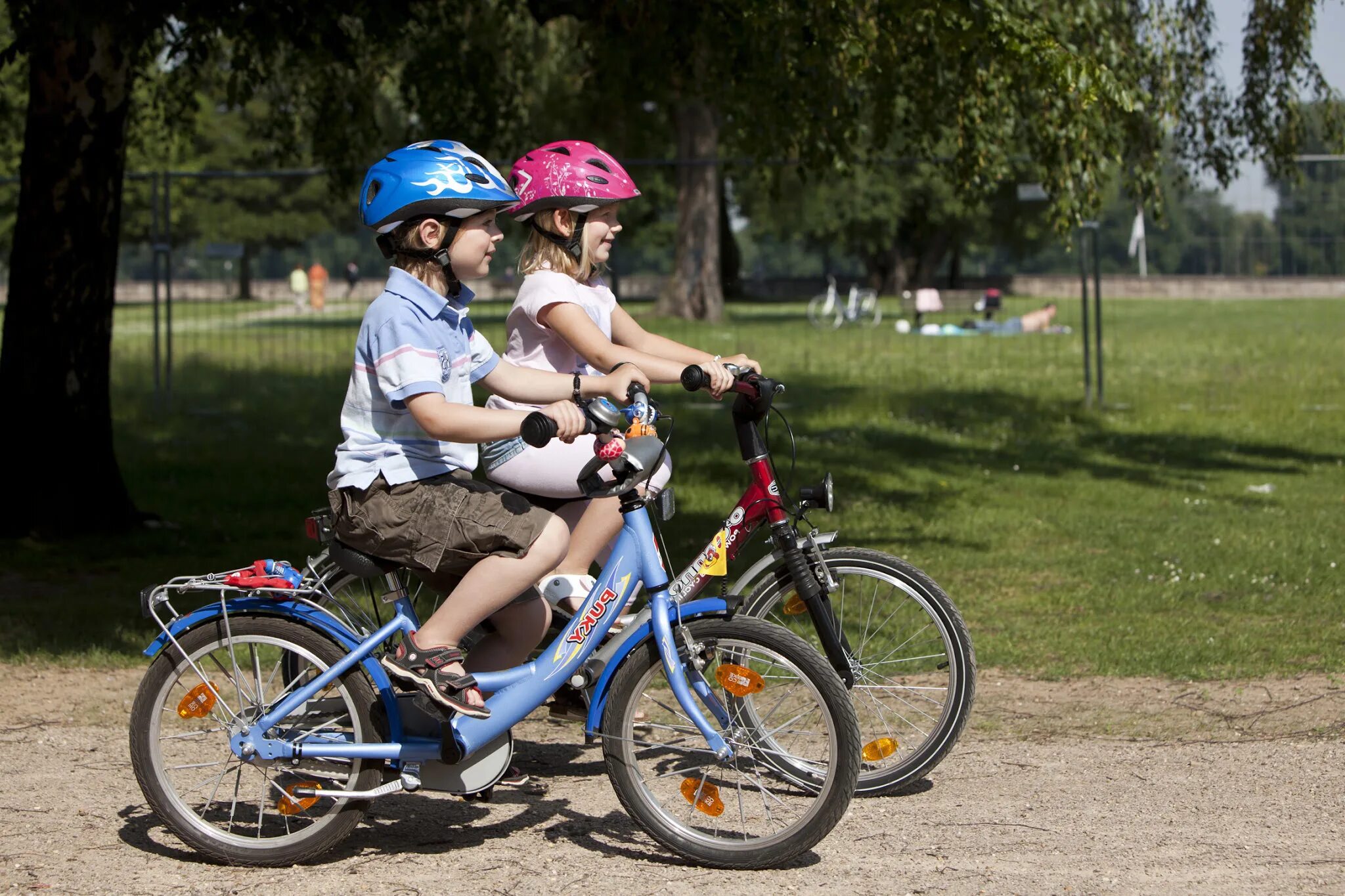 Где кататься ребенку на велосипеде. Дети с велосипедом. Дети катаются на велосипеде. Мальчик и девочка на велосипеде. Катание на велосипеде.