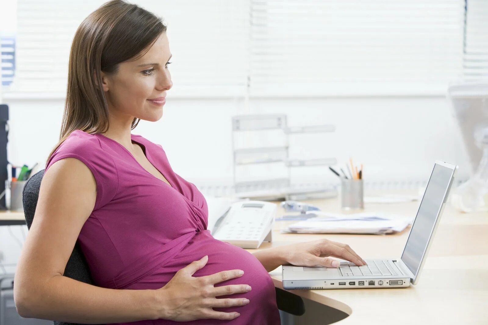Выплаты через интернет. Женщин беременных за компьютером.