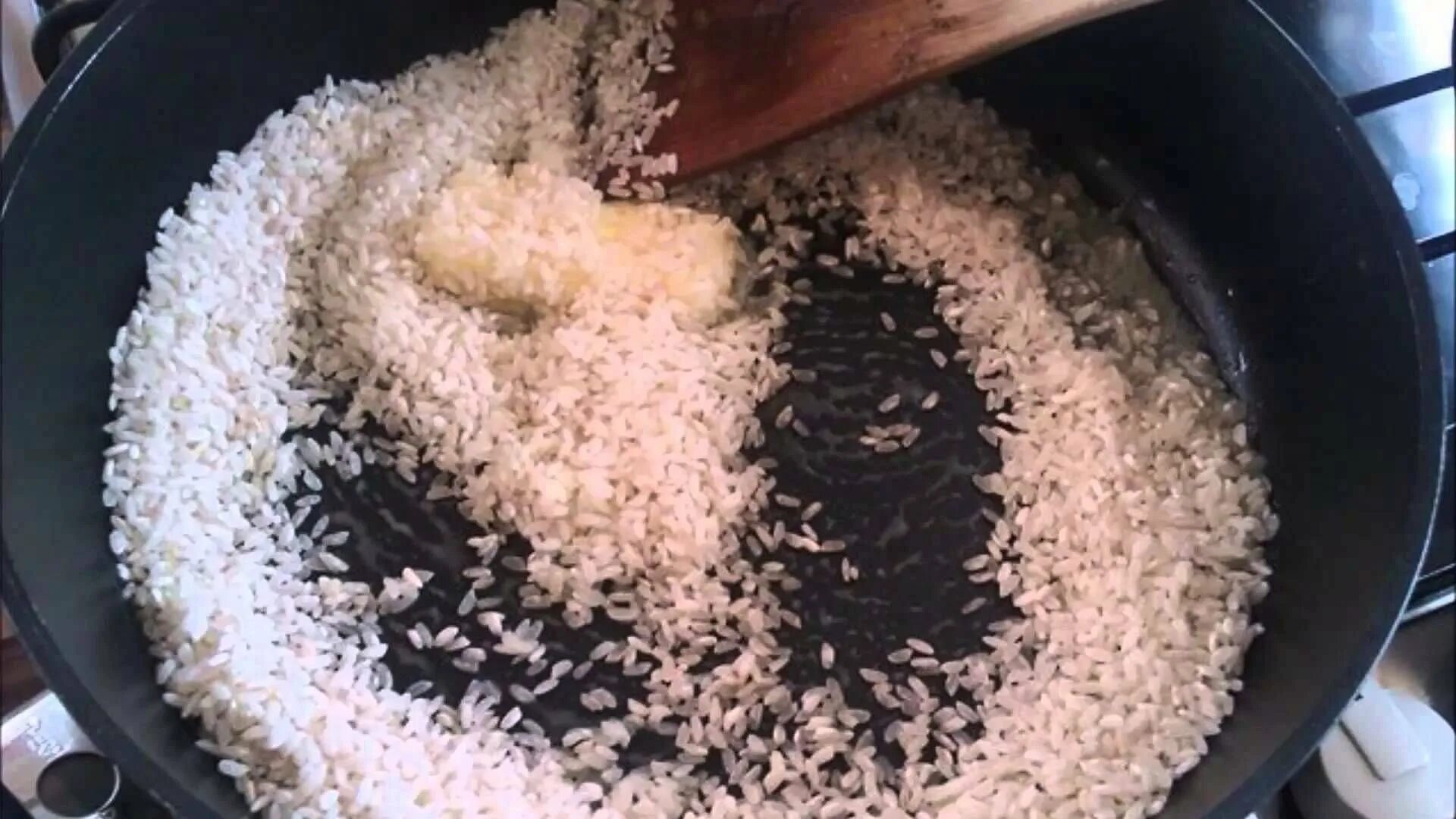 Рис после варки увеличивается. Рис обжаренный на сковороде. Обжарить рис для плова. Плов с жареным рисом. Рис пассированный.