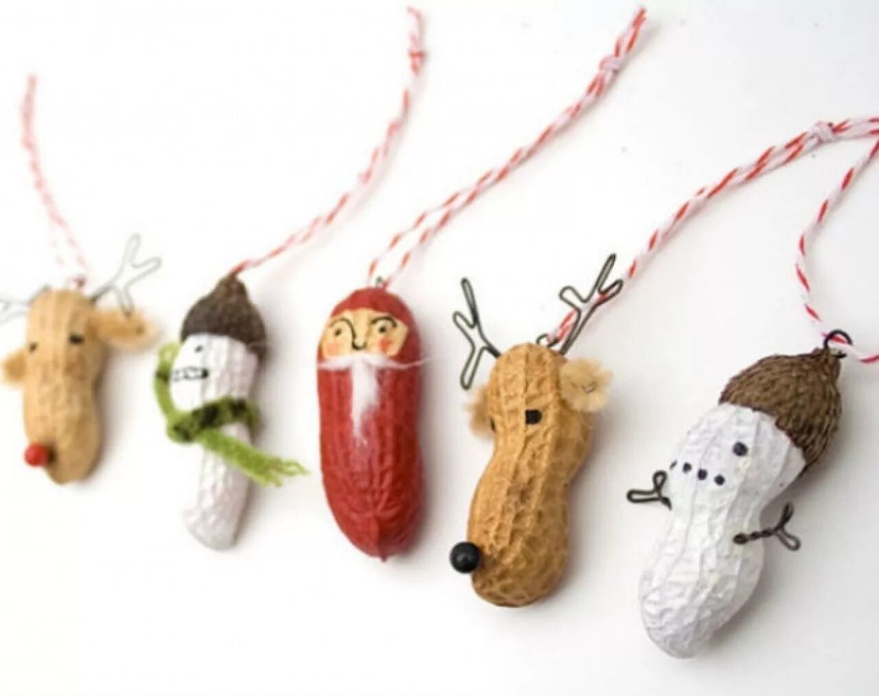 Самодельные елочные игрушки. Новогоднее украшение из арахиса. Украшения на новый год своими руками. Креативные игрушки на елку своими руками. Елочная игрушка своими руками.