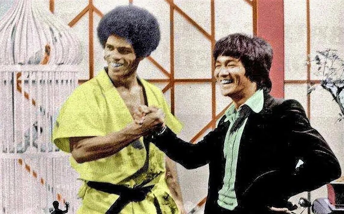 Джим брюс. Bruce Lee 1973. Джим Келли. Джим Келли выход дракона. Брюс ли в молодости.