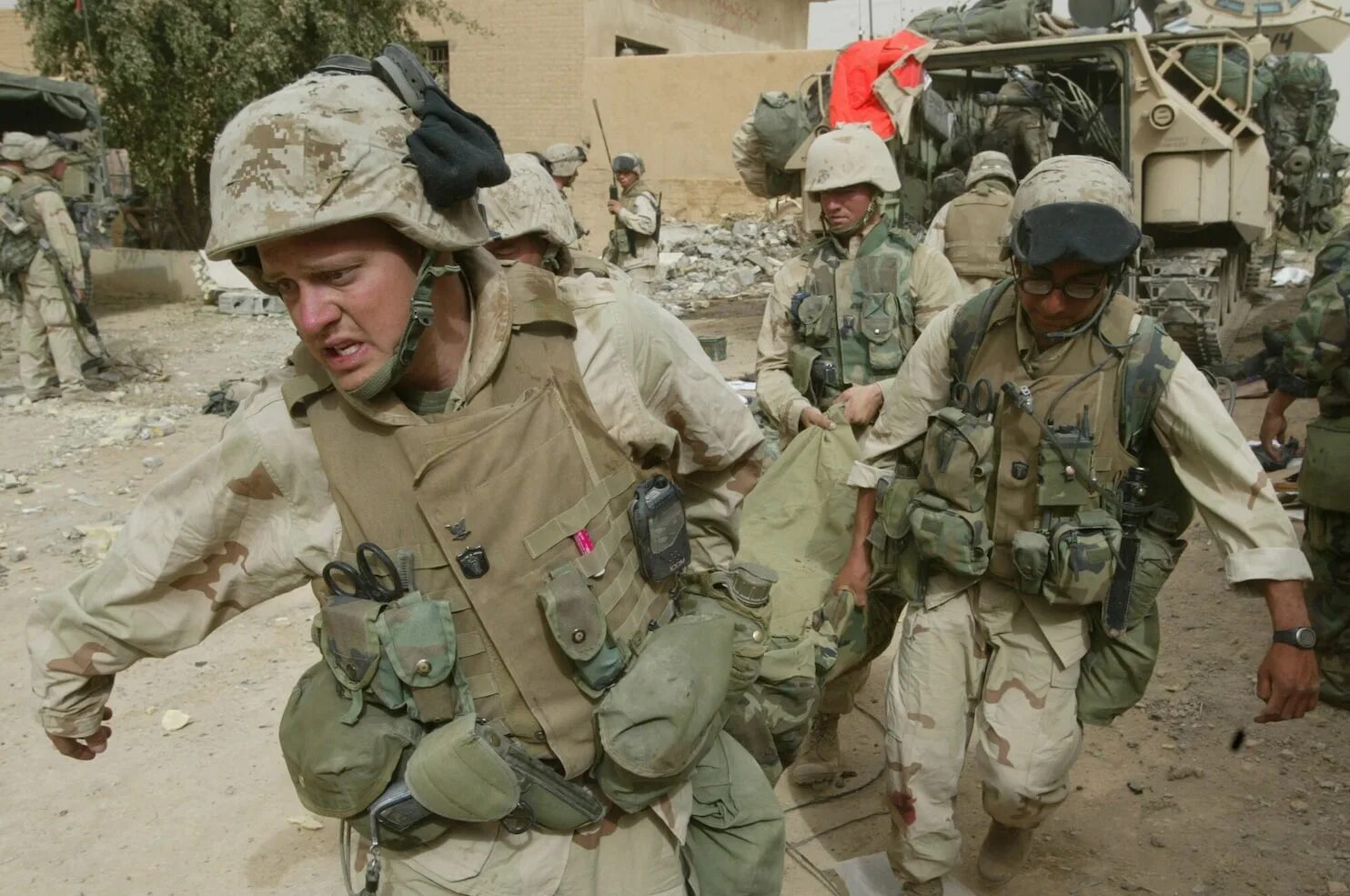 Сколько погибло в ираке. Солдаты США В Афганистане 2001. Штурм Фаллуджи раненный сержант.