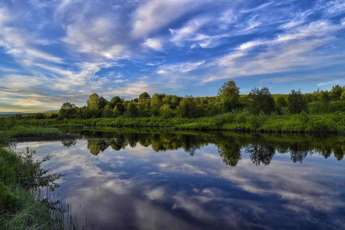 Река тучах. Река небо облака. Река тучи. Кабачок речка облака. Облака над рекой.