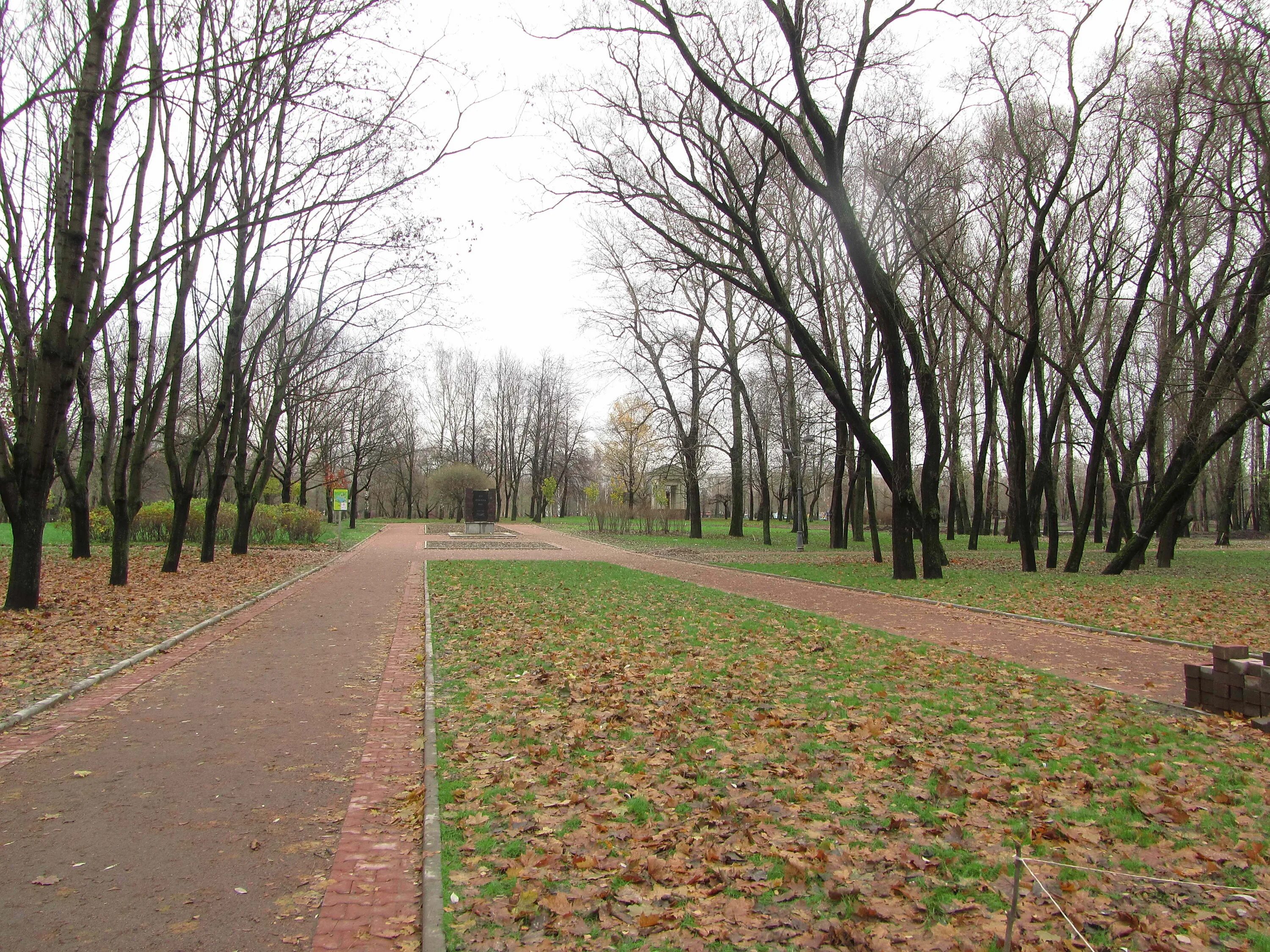 Московский парк победы санкт петербург аллея героев. Санкт-Петербург аллея героев Московский парк Победы. Московский парк Победы аллея памяти. Мемориальная аллея памяти в Московском парке Победы Санкт-Петербурга. Парк Победы СПБ аллея славы.