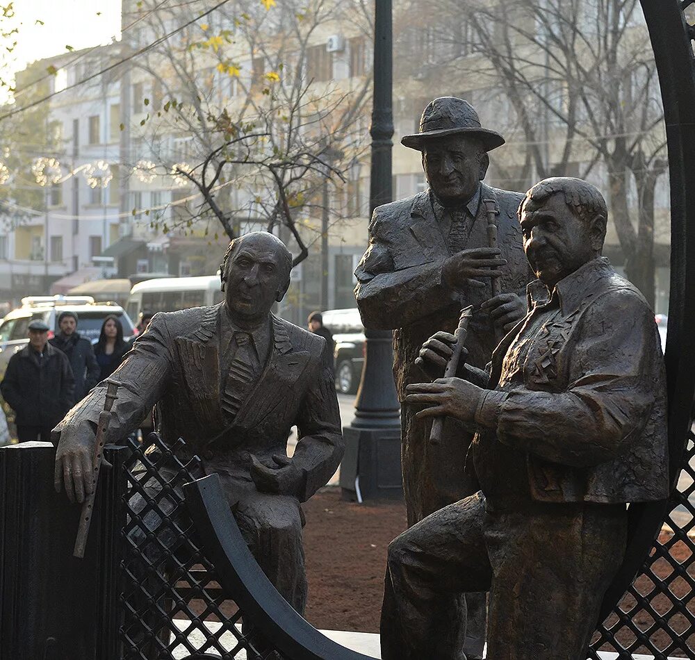 Памятники армянам. Памятники на улице Абовяна в Ереване. Памятник дудукистам в Ереване. Памятник Дживан Гаспарян Ереван. Памятник в Ереване в Северном проспекте и УЛАБОВЯН.