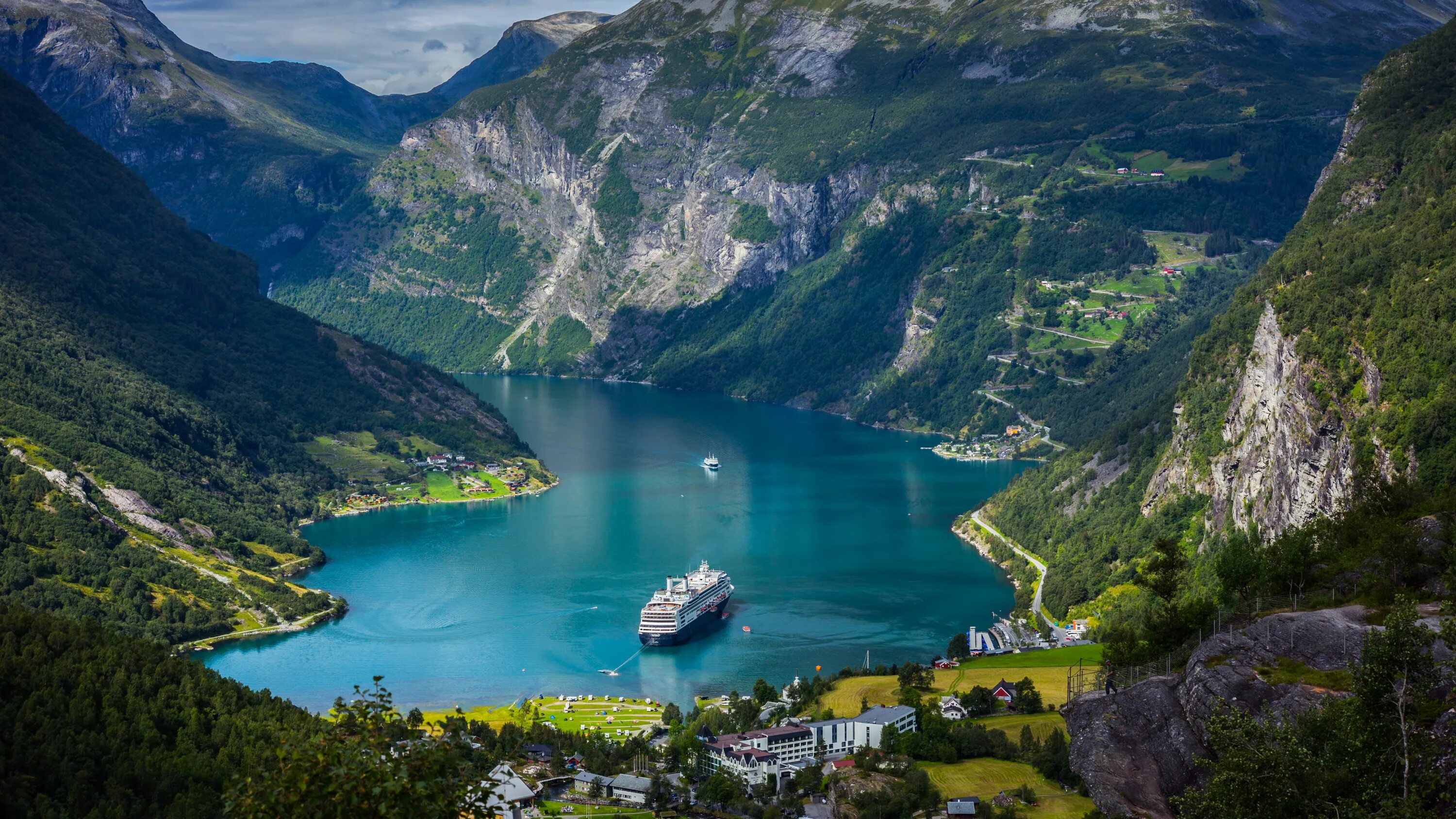 Какая страна имеет природную достопримечательность фьорды. Фьорды Норвегии. Осло Норвегия фьорды. Гейрангер-Фьорд Норвегия город. Озеро Ниссер Норвегия.