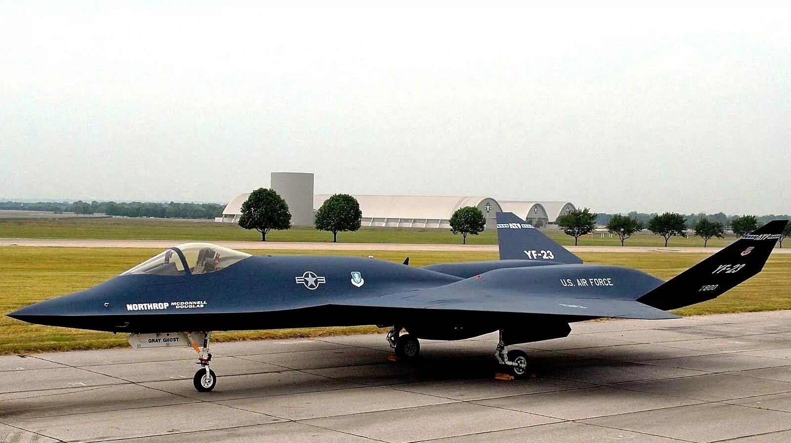 F22 f23. F 23. Northrop yf-23 black widow ii. Стелс-истребитель yf-23. Самолет yf-23 black widow.