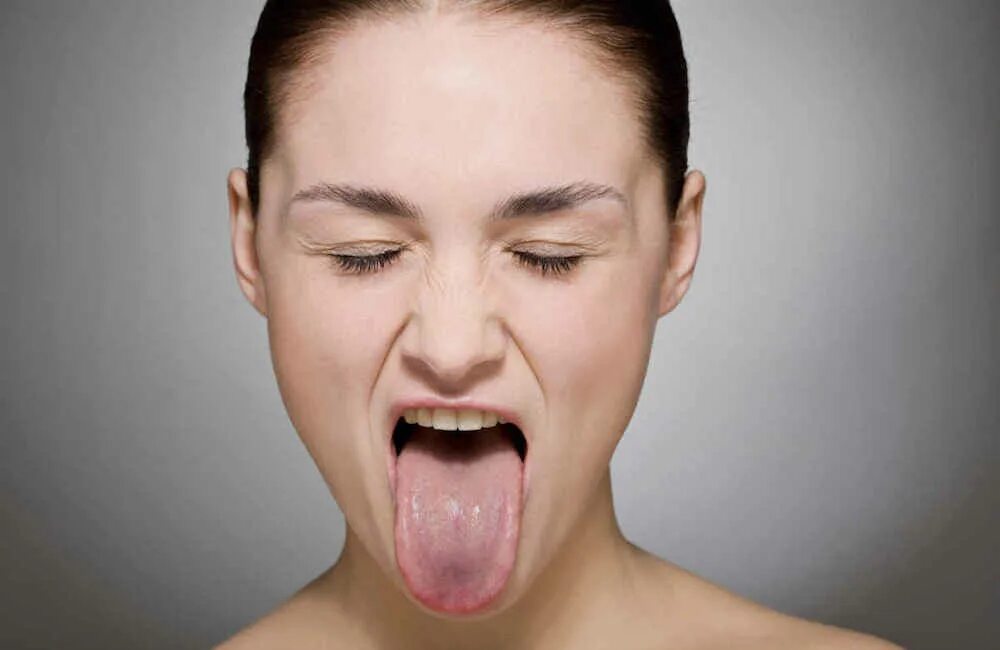 девушка достала язык