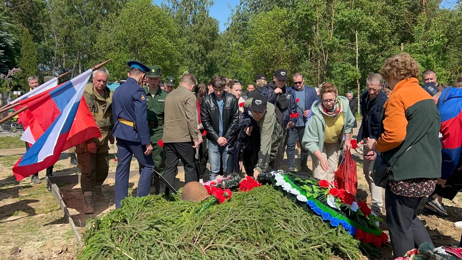 Похоронить с почестями. Похороны военнопленных. Похороны воина с почестями.