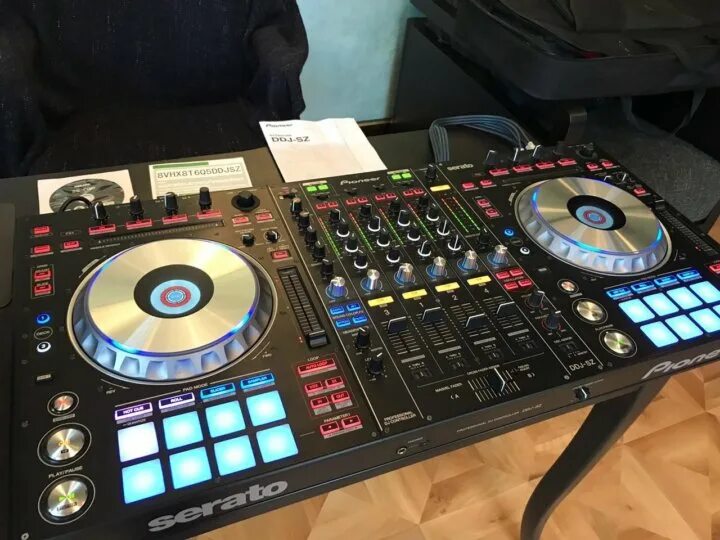 Купить контроллер pioneer ddj 400. DJJ Pioneer 8000. Контроллер Pioneer DDJ 400 С золотыми дисками. Pioneer новый контроллер. DDJ 800 I DDJ 1000.