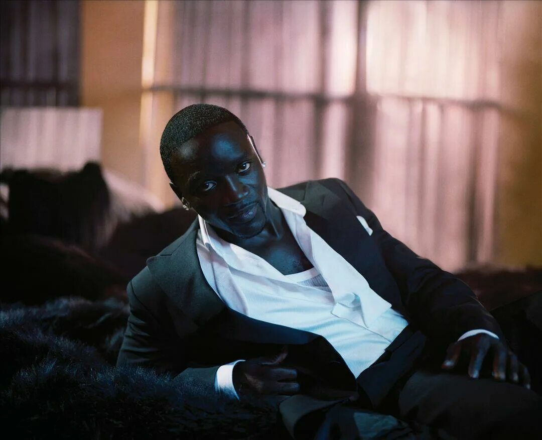 Слушать клип черный. Akon певец. Akon обложка альбома. Akon сейчас. Akon 2015.