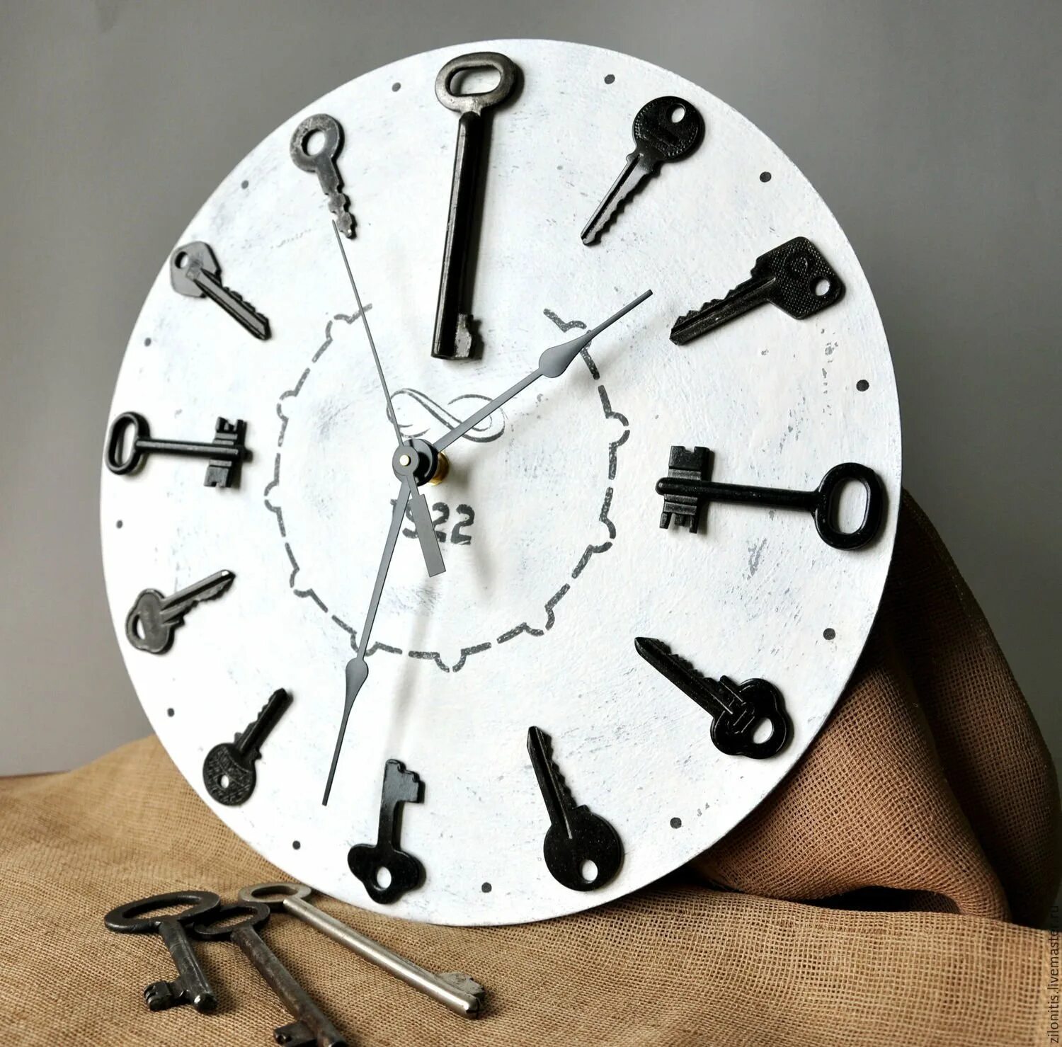 Часы настенные необычные. Необычные часы на стену. Необычные циферблаты настенных часов. Часы настенные оригинальные дизайнерские.