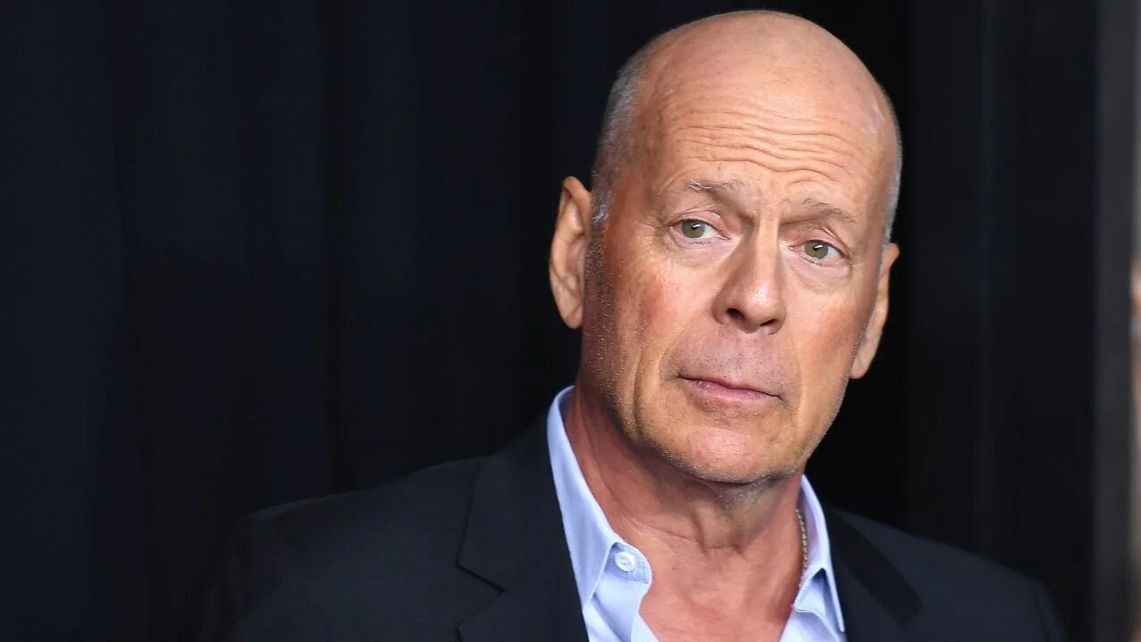 Брюс Уиллис. Bruce Willis 2022. Брюс Уиллис 2023. Брюс Уиллис фото. Какая болезнь у брюса уиллиса