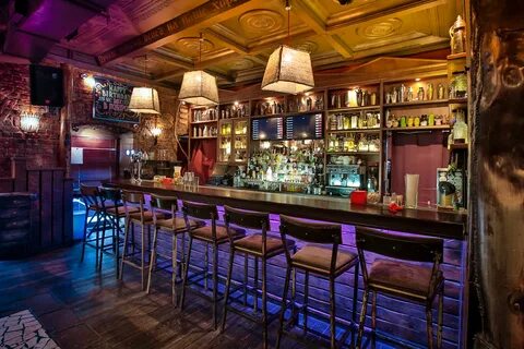 Жас әйел кемпірдің мысығын жалап жатыр