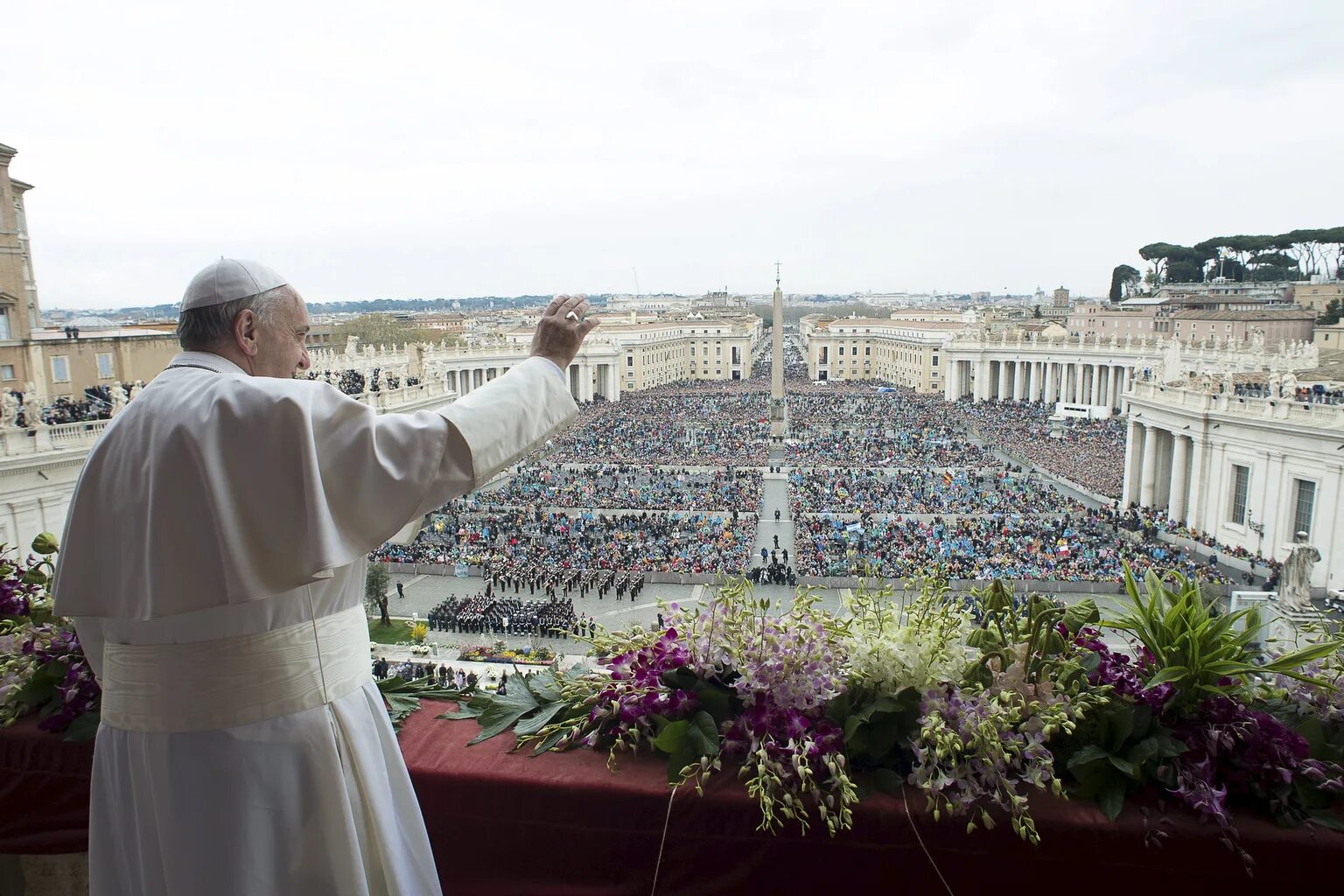 Папа римский где находится город. Папа Римский на балконе собора Святого Петра. Ватикан папа Римский. Ватикан папа Римский Франциск.