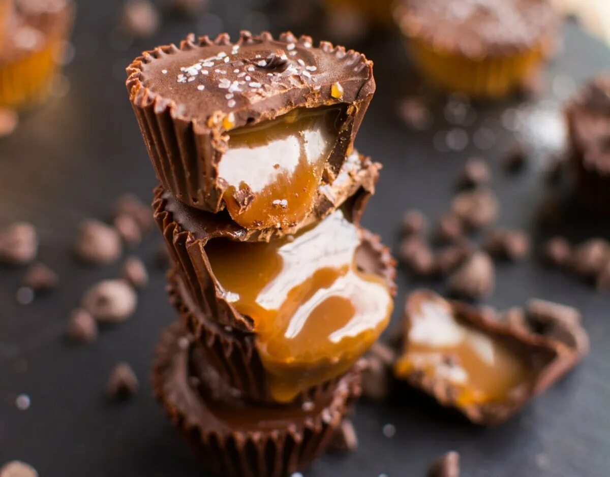 шоколадные конфеты с карамелью. карамельная шоколадка. карамельный шоколад. карамель. шоколад с карамельной начинкой.