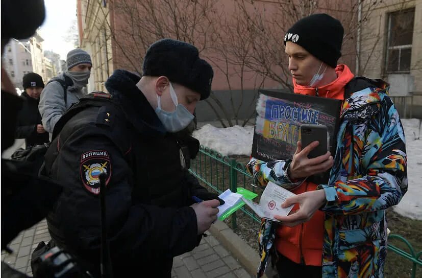 Одиночные пикеты в Москве. Пикетчики в Москве. Фото в защиту Украины. Нет войне с Украиной фото. Новости россия объявила войну