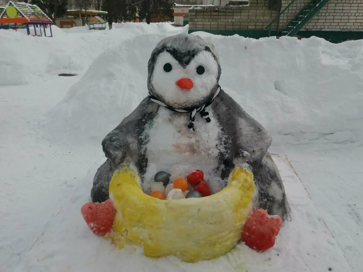 постройки из снега в детском саду. снежные фигуры. снежные фигуры из снега. снежные фигурки для детского сада. фигуры из снега в детском саду.