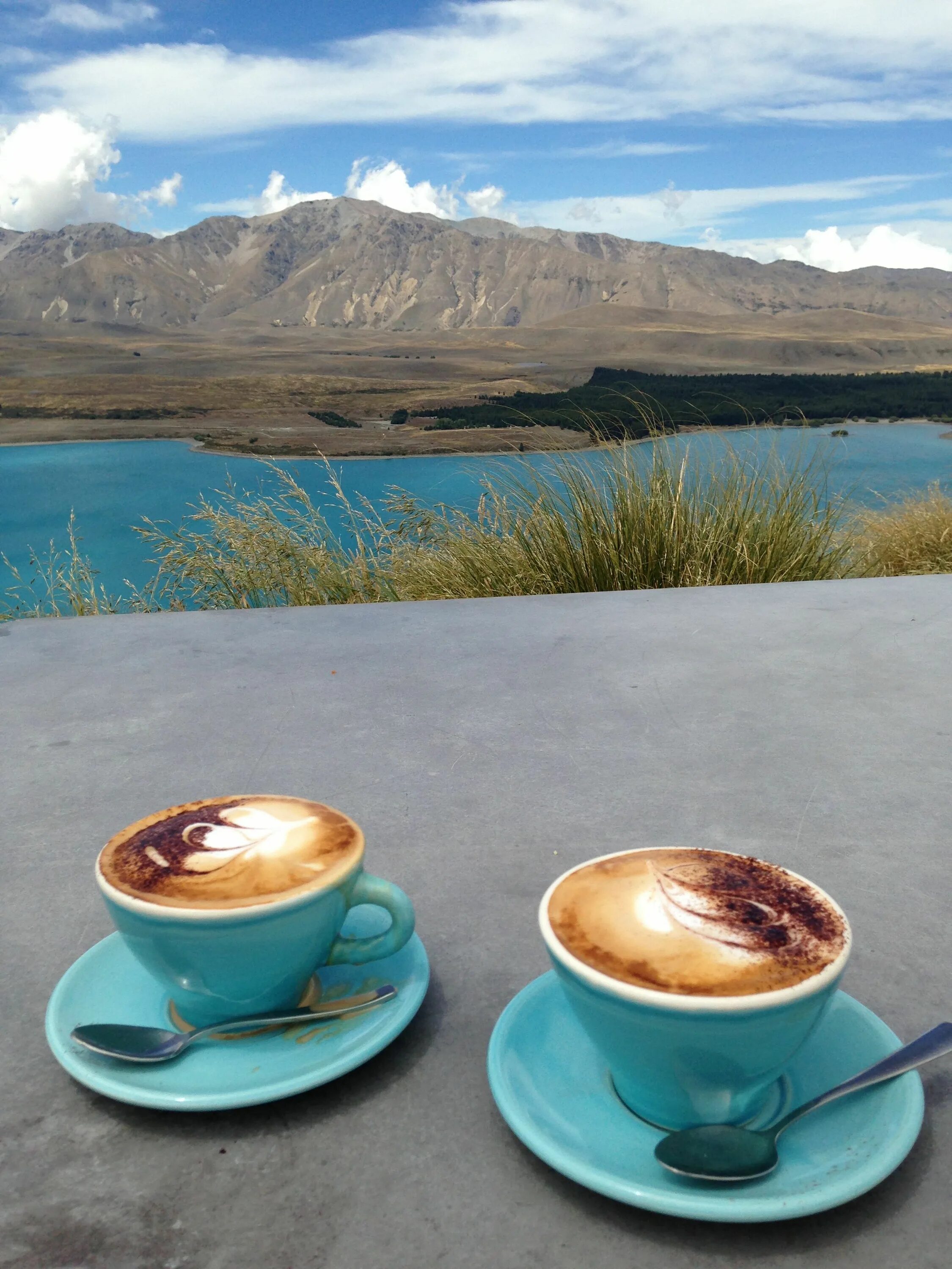 Два утра. Чашка кофе в горах. Кофе и море. Доброе утро море и кофе. Кофе горы море.