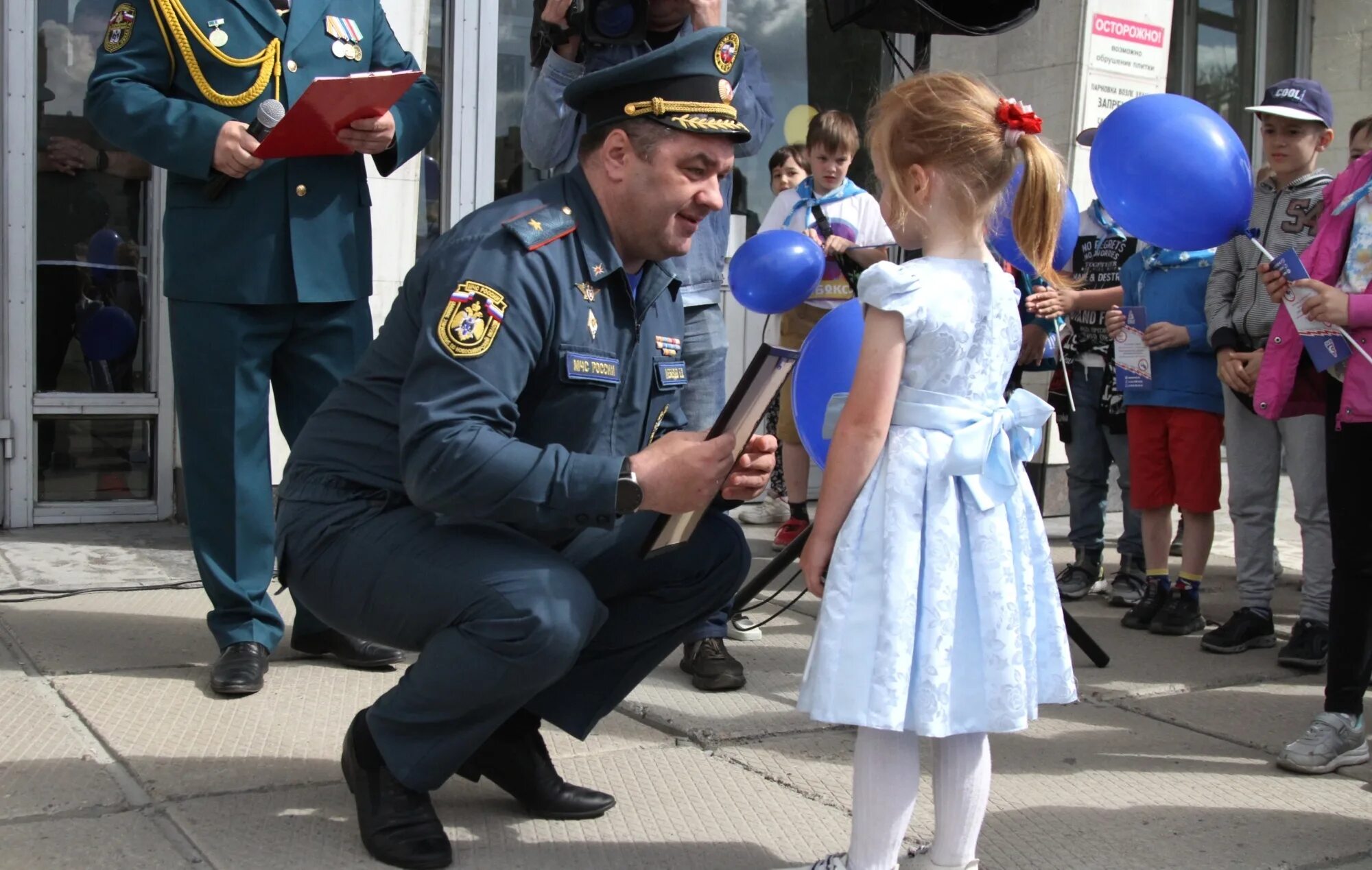 Маленькая девочка спасла жизнь. Мчс спас ребенка. красивые девушки мчс. маленькая боевка мчс. мчс новосибирской области можейко константин.