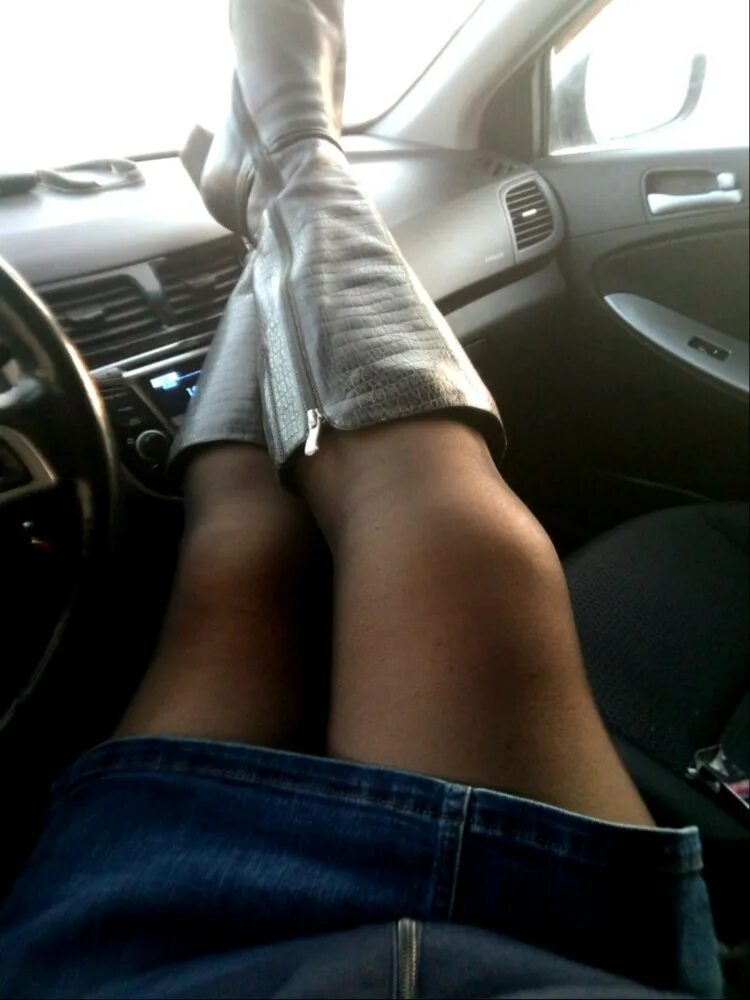 Ножки в авто. Женские ножки в авто. Девушки ноги в автомобилях. Женские ноги в машине. Legs cars