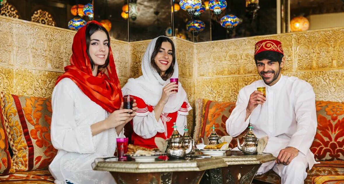 Объединённые арабские эмираты алкоголь. Арабы на переговорах с кофе. Пью эмиратов. В гостях у арабов. Что пьют арабы.