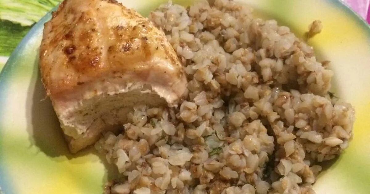 Куриная голень с гречкой. Гречка с курицей и овощами. Гречка с овощами в духовке. Гречка с индейкой в духовке. Куриное филе с гречкой.