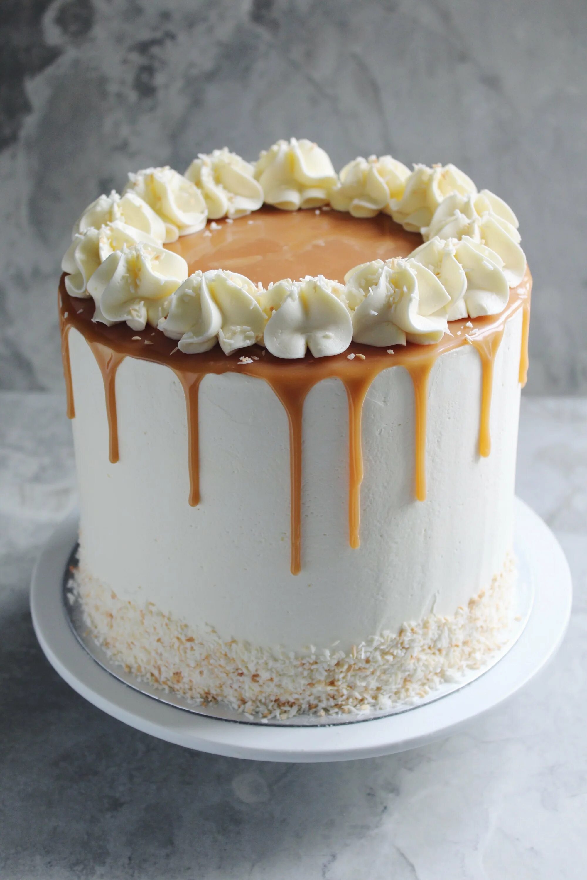 Крем-чиз для торта. Белый торт крем чиз. Белый торт крем чиз. Белый крем чиз. Украшение торта взбитыми сливками.