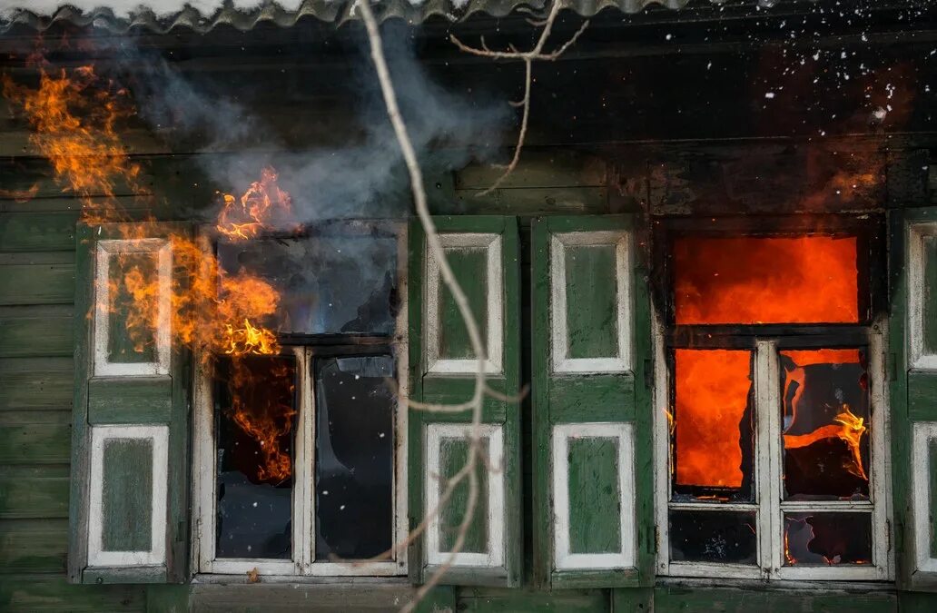 Дом горит. Дом в огне. Дом с горящими окнами. Горящее окно. Видели сгорел дом