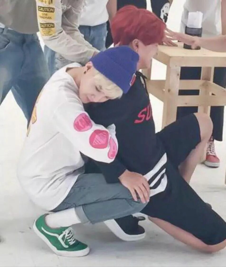 Фф чимин и бтс. Чимин и юнги. чимин хосок и юнги. бтс yoonmin. bts шуга и чимин обнимаются.