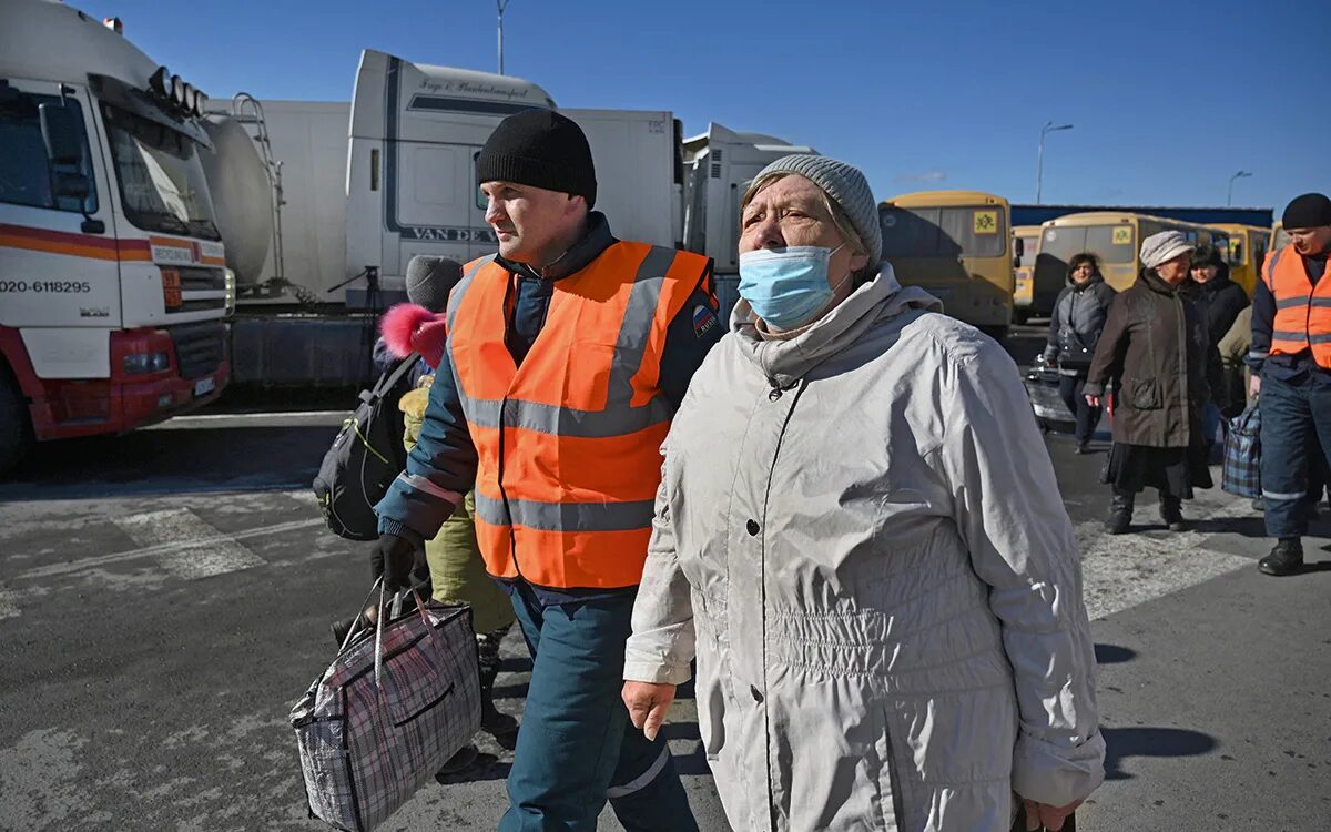 Прибытие беженцев с Украины. Беженцы с Донбасса. Пункты временного размещения беженцев с Украины. Беженцы с Донбасса в Ростовской области.