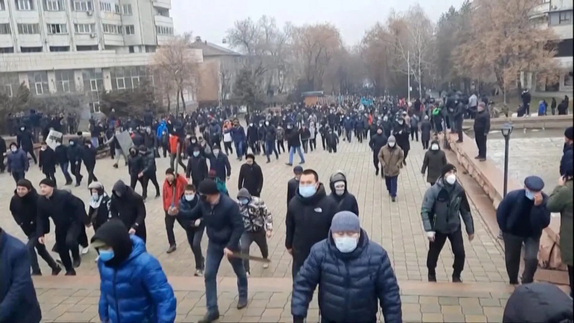 Массовые митинги в Казахстане. Митинг в Казахстане январь 2022. Протесты в Казахстане 2022 столкновения с полицией. Задержания на митинге в Казахстане 2022.