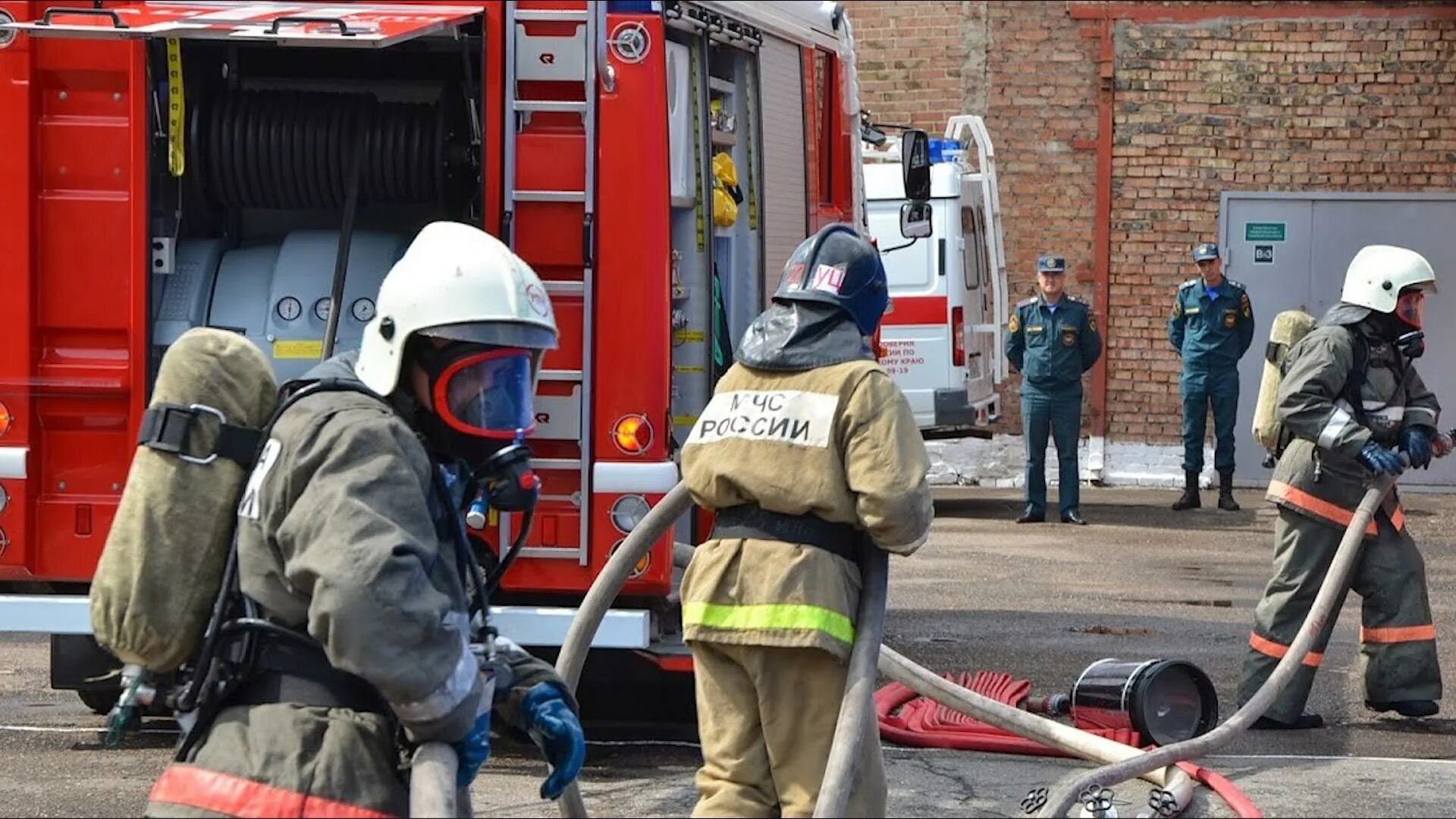 Тушение пожара в жилых зданиях мчс. МЧС России пожарная МЧС. Пожарная охрана. Пожарные на пожаре. Боевое развертывание пожарных.