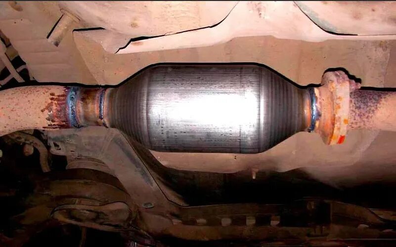 Схема работы катализатора автомобиля. Где находится катализатор в машине. Kia sportage 2 устройство выхлопной системы катализатор. Где расположен катализатор. Где находится катализатор.