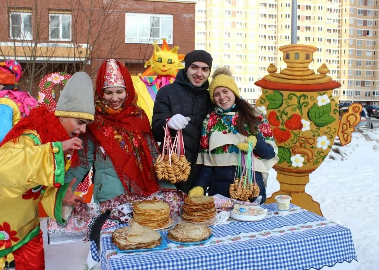 Масленица. Народный праздник Масленица. Стол на Масленицу. Праздничные гуляния на Масленицу.