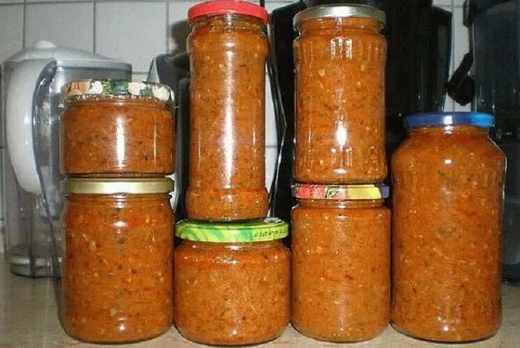 Как сварить на зиму икру. Кабачковая и баклажанная икра. баклажанная икра пальчики оближешь. баклажанная икра через мясорубку. баклажанная икра на зиму.