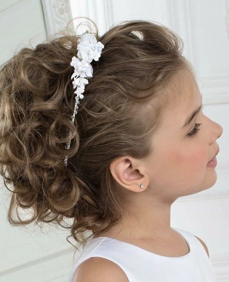 Причёски для девочек на средние волосы. Причёски на короткие волосы для девочек. Причёски для девочек в садик за 5 минут. Детские прически на новый год. Легкая прическа для девочки.