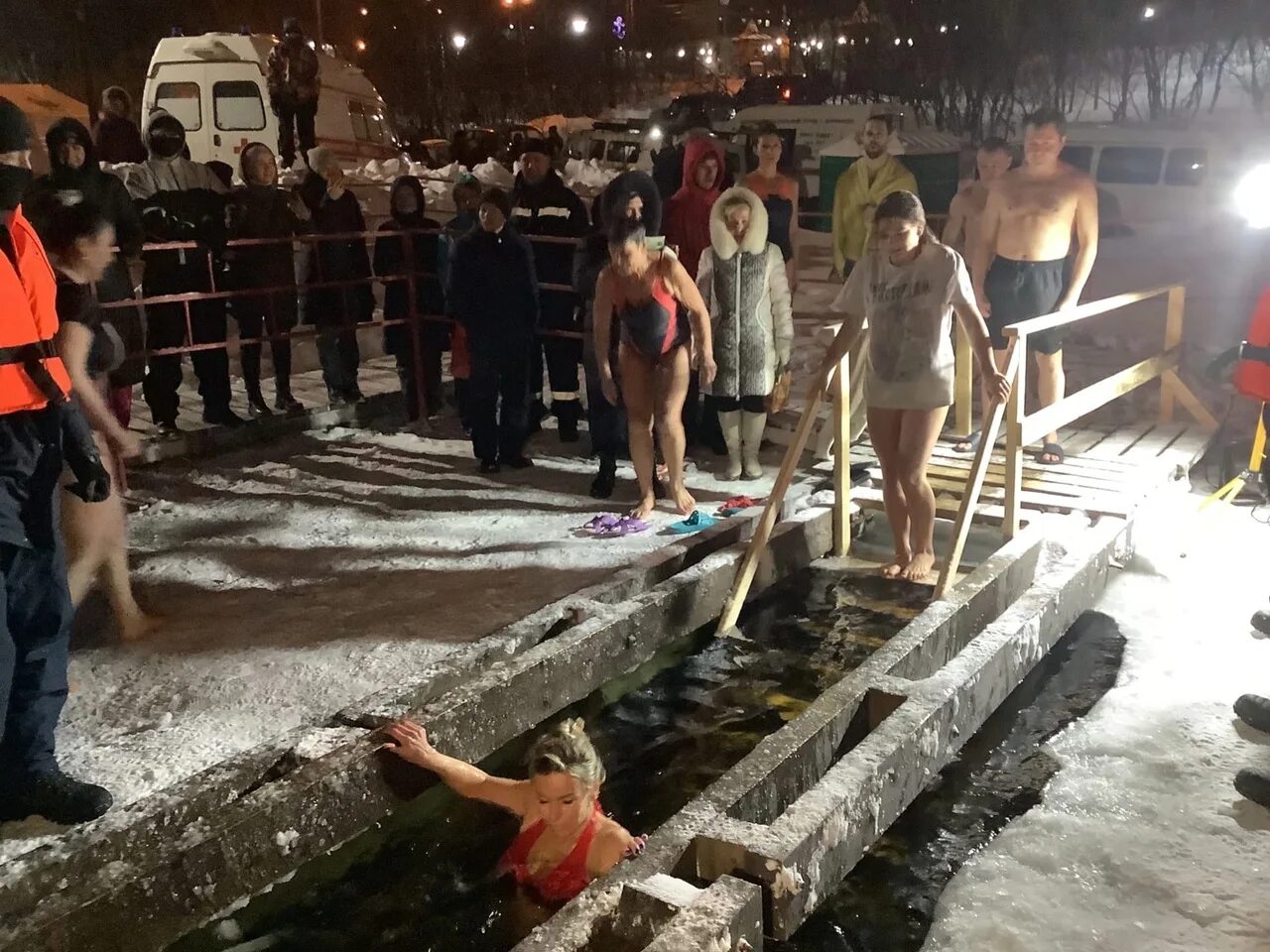 купание в крещенской воде. купание в крещенской воде. крещение господне окунание. купание в крещенской воде. крещение прорубь.