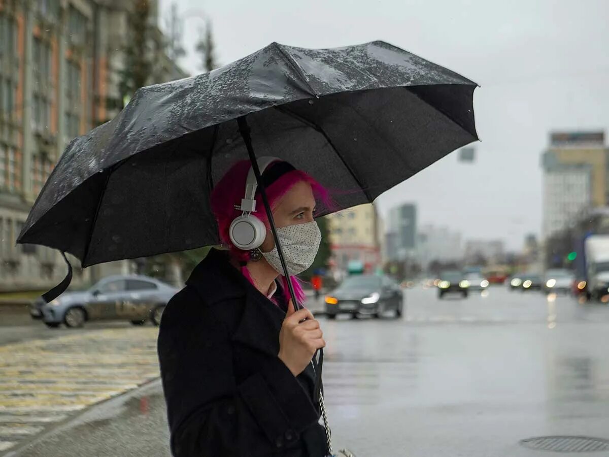 Екатеринбург дождь. Сильный ветер. Начинается дождь. Небольшой дождь и сильный ветер.