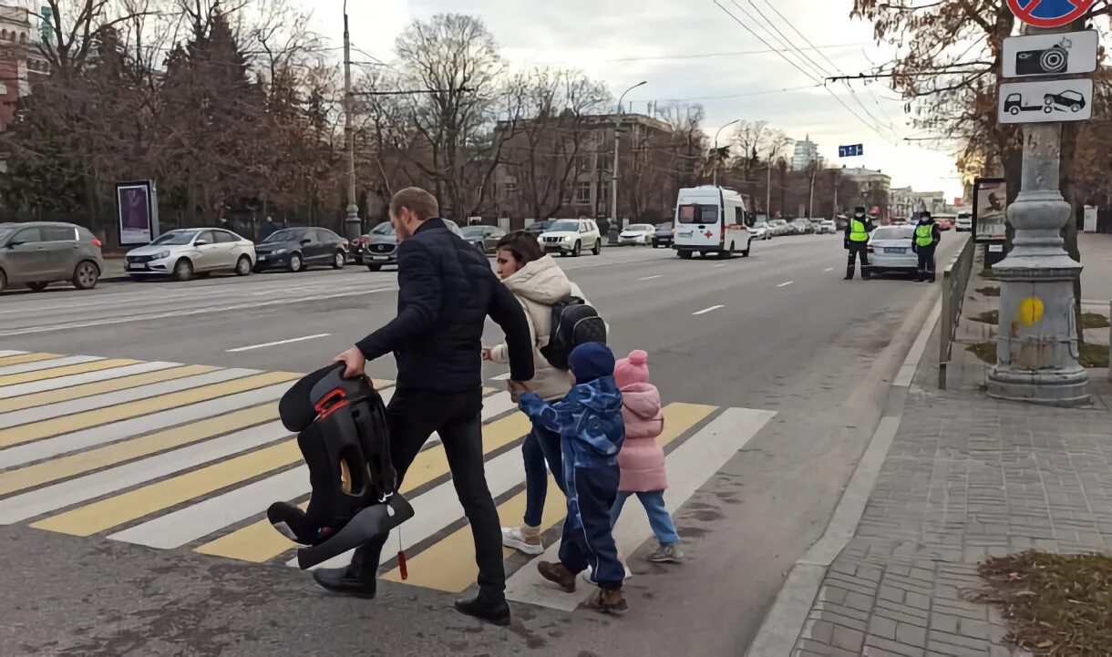 Пешеходы нарушители. Пешеходы перебегают в неположенном месте. Рейд пешеход. Нарушение правил дорожного движения пешеходом. Перебегал пешеходный переход