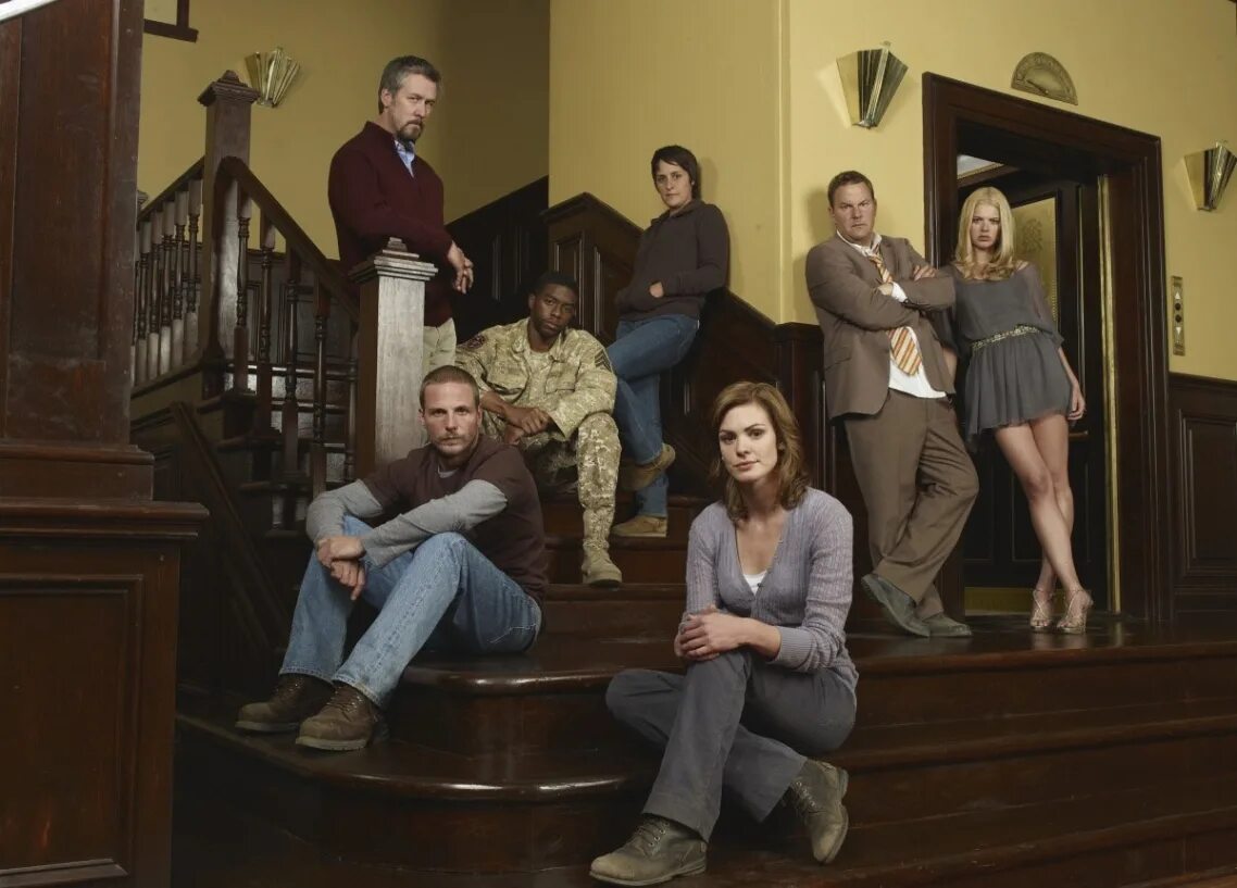 гостиничные услуги. неизвестные лица фильм. работники отеля в маске. человек в гостиничном номере. встреча гостей в отеле.