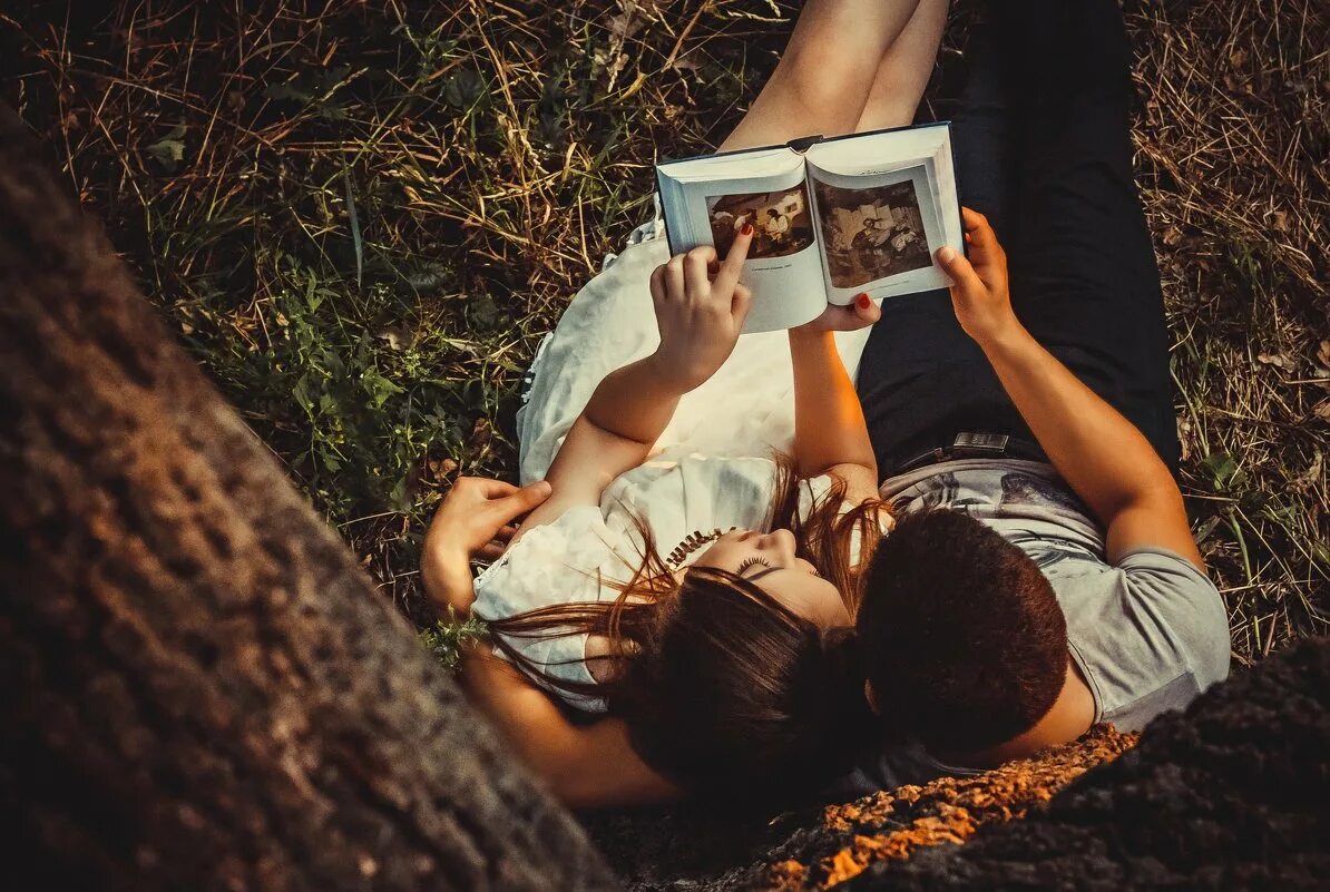 Пара с книгой. Парочка и книги. Пара книг страница. Совместное чтение. Пара книг страница.