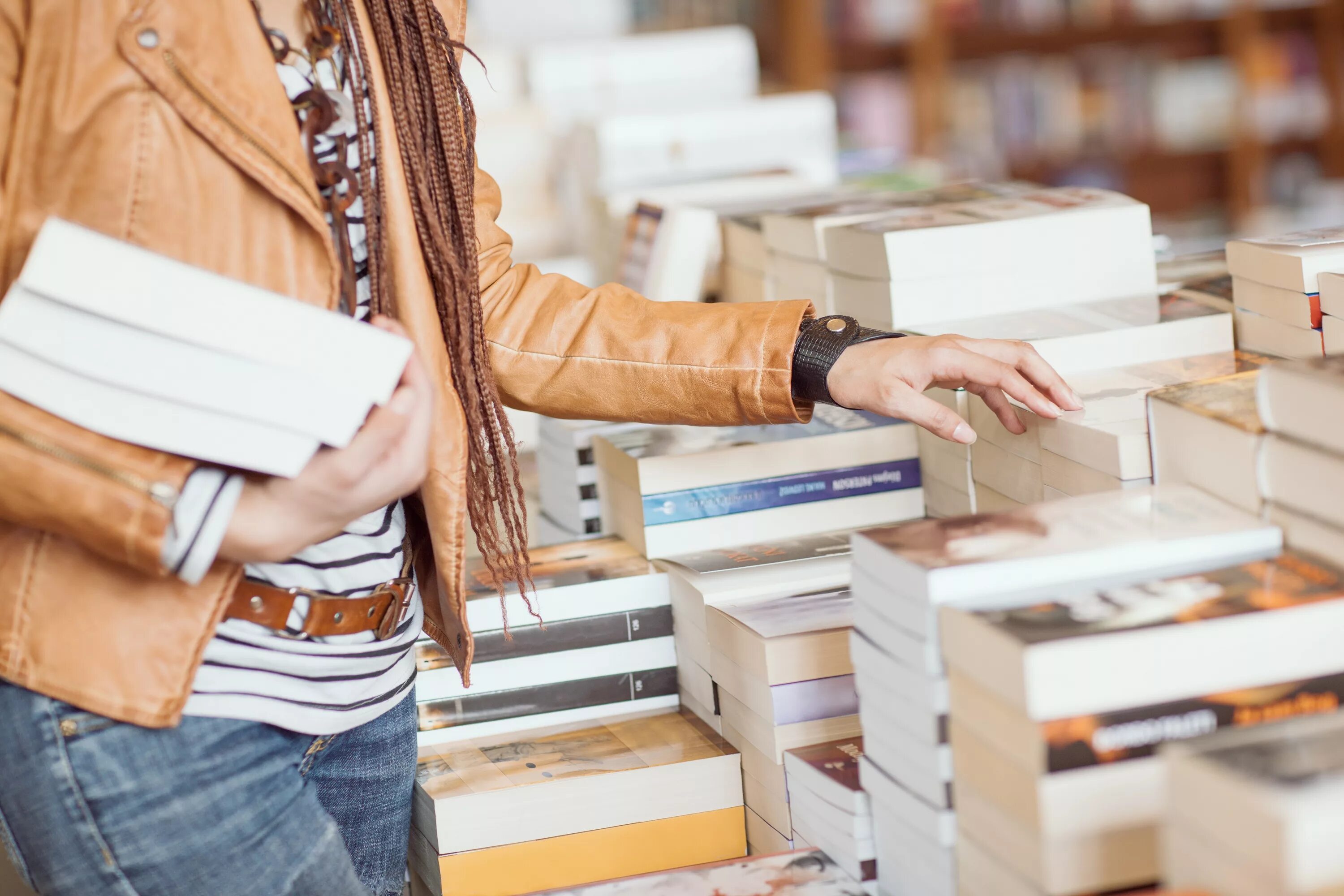 Продам сайт книги. Книжная торговля. Покупатели в книжном магазине. Торговля книгами. Книга покупок.