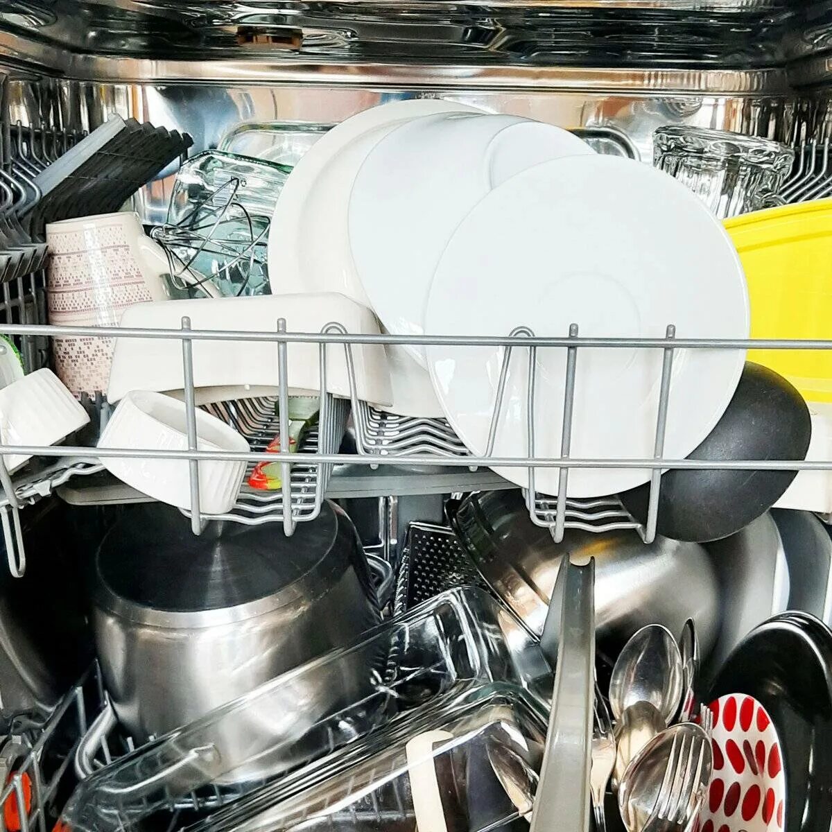 Посуда в посудомойке. Загрузка посуды в посудомоечную машину. Правильная загрузка посуды в посудомоечную машину. Кастрюли в посудомойке.