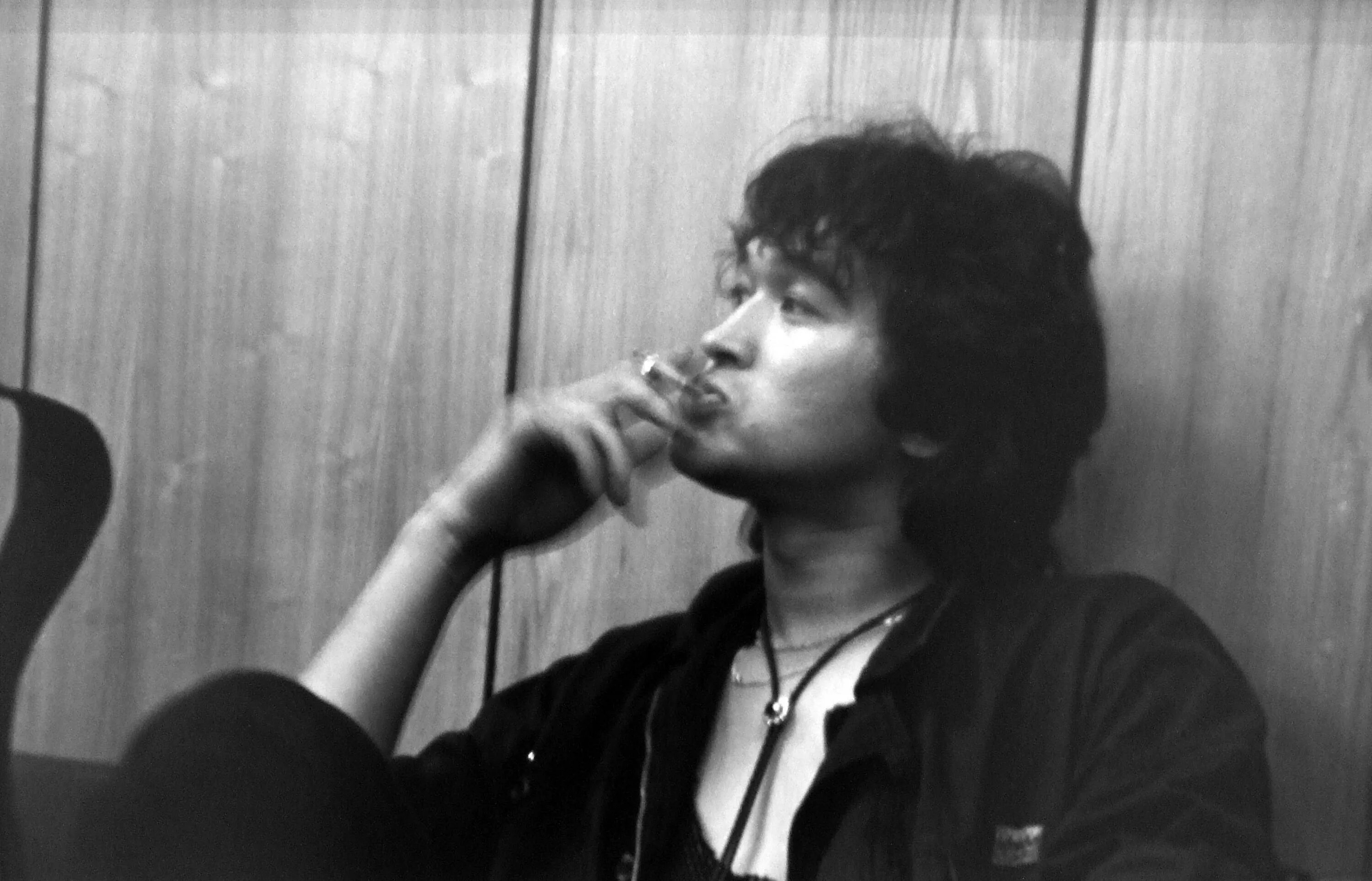 виктор цой с сигаретой. виктор цой с сигаретой. виктор цой веселый фото. виктор цой молодой и с сигаретой. курящий цой.