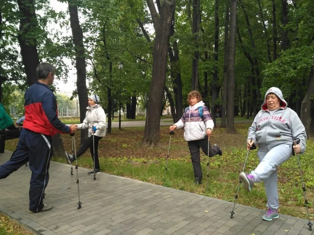 Парк долголетия. Скандинавская ходьба Московское долголети. Скандинавская ходьба Московское долголетие. Парк Лефортово Московское долголетие. Группа скандинавской ходьбы в Москве Кусково.